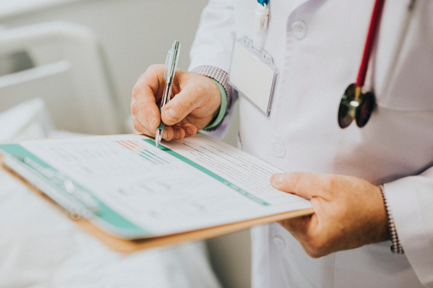 medico che sta redigendo un certificato di malattia
