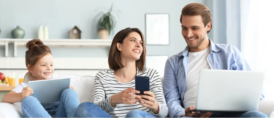 famiglia che utilizza dispositivi tecnologici