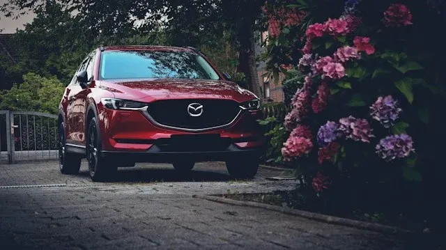 auto mazda rossa parcheggiata