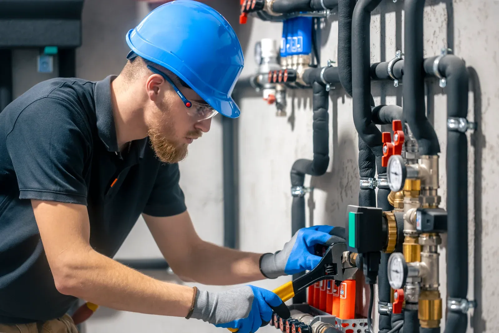 tecnico manutentore antincendio al lavoro